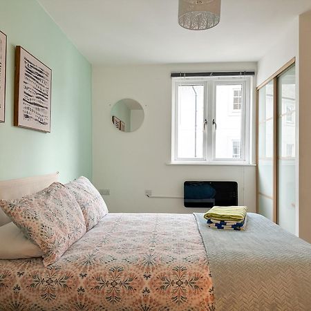 Luxury 2 Bedroom City Centre Apartment - Secure Parking - Amazing Location! แคนเทอร์เบอรี ภายนอก รูปภาพ