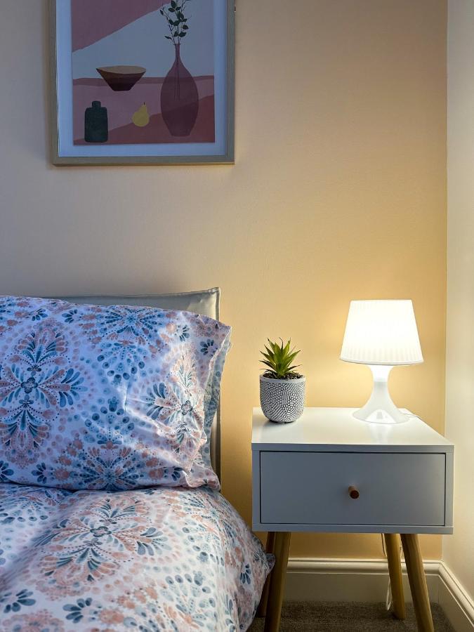 Luxury 2 Bedroom City Centre Apartment - Secure Parking - Amazing Location! แคนเทอร์เบอรี ภายนอก รูปภาพ