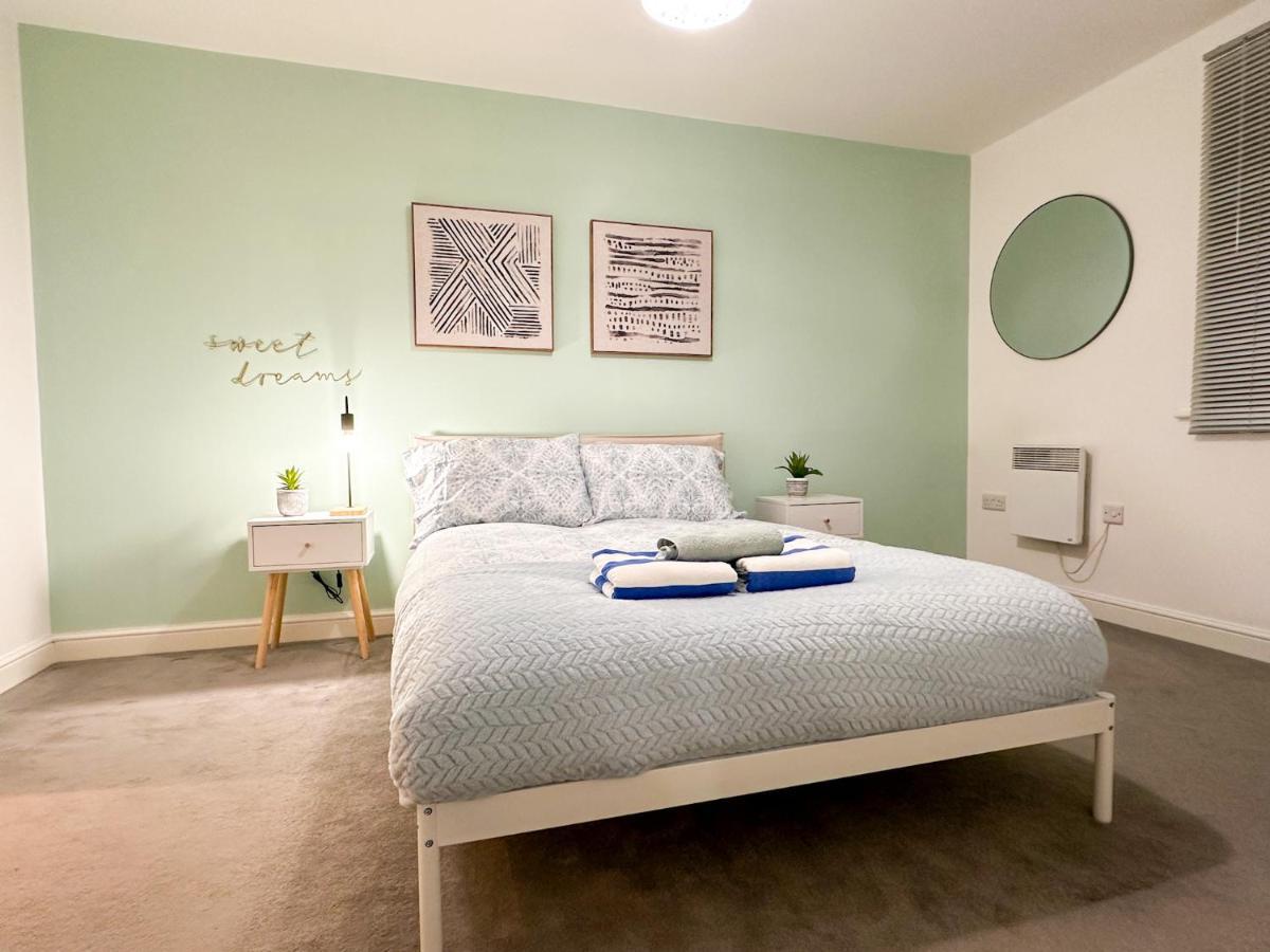 Luxury 2 Bedroom City Centre Apartment - Secure Parking - Amazing Location! แคนเทอร์เบอรี ภายนอก รูปภาพ