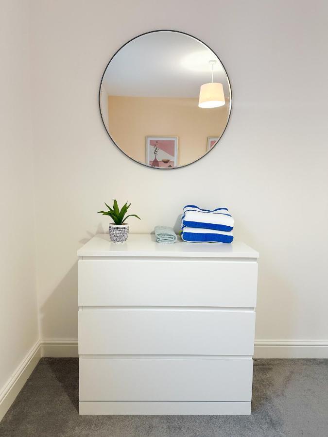 Luxury 2 Bedroom City Centre Apartment - Secure Parking - Amazing Location! แคนเทอร์เบอรี ภายนอก รูปภาพ