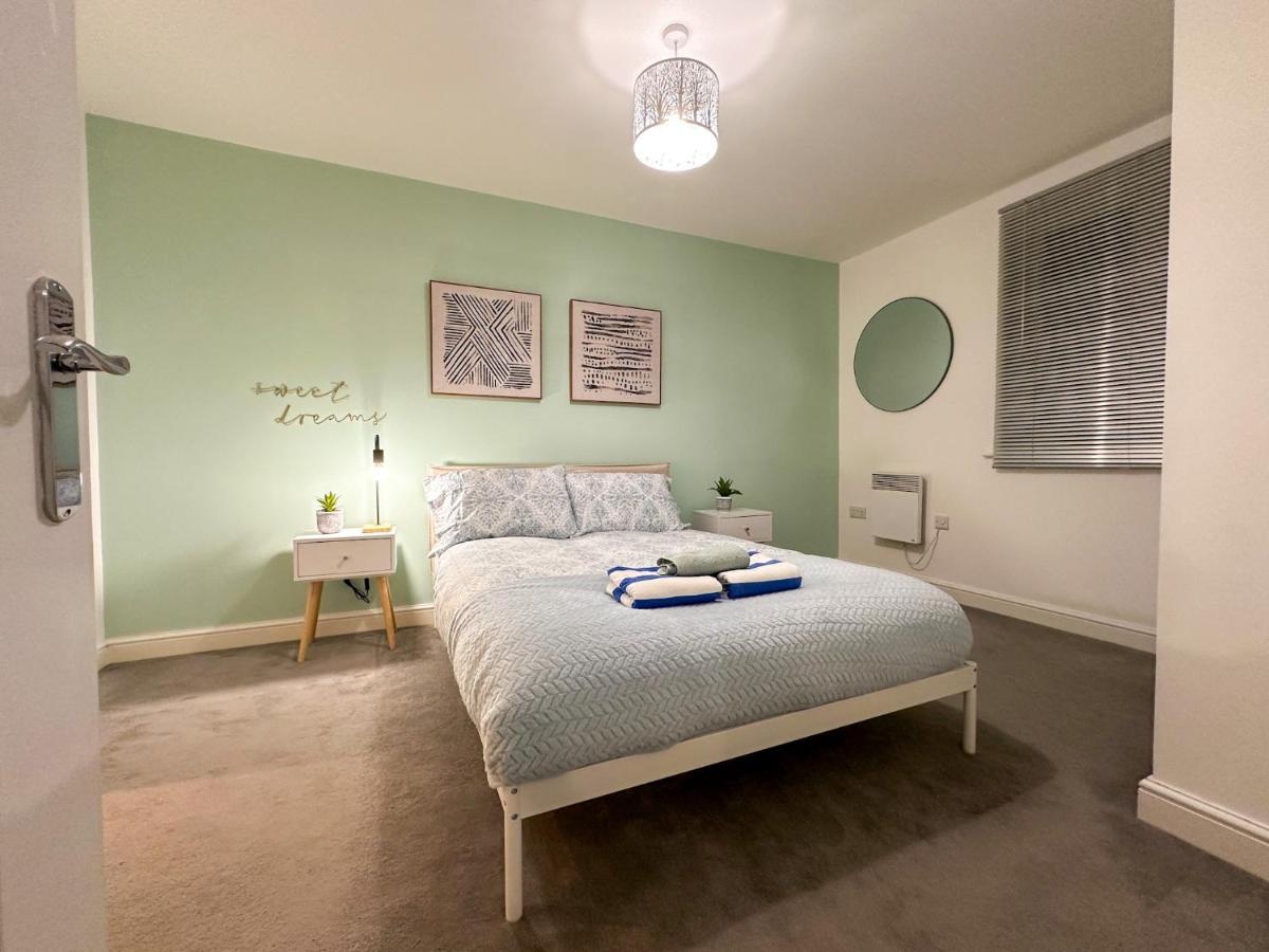 Luxury 2 Bedroom City Centre Apartment - Secure Parking - Amazing Location! แคนเทอร์เบอรี ภายนอก รูปภาพ