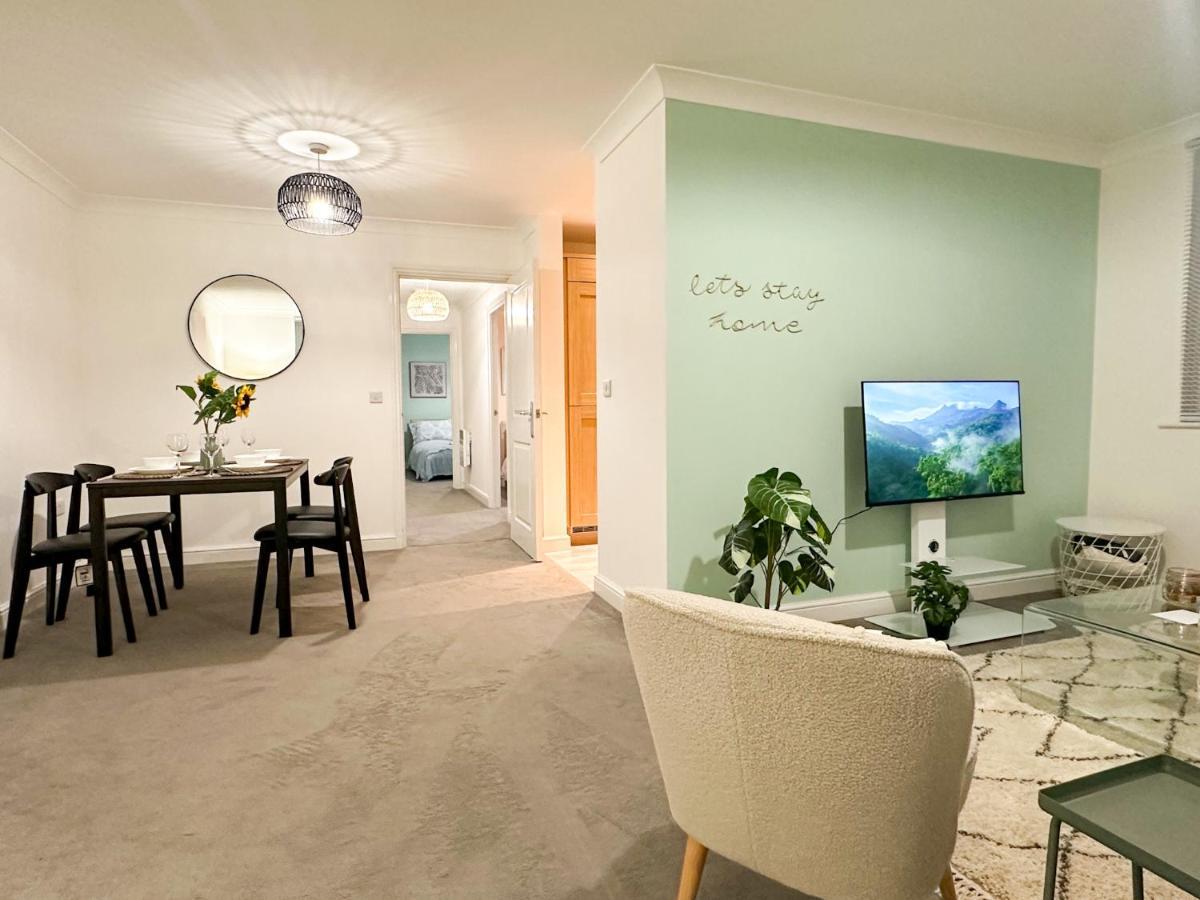 Luxury 2 Bedroom City Centre Apartment - Secure Parking - Amazing Location! แคนเทอร์เบอรี ภายนอก รูปภาพ