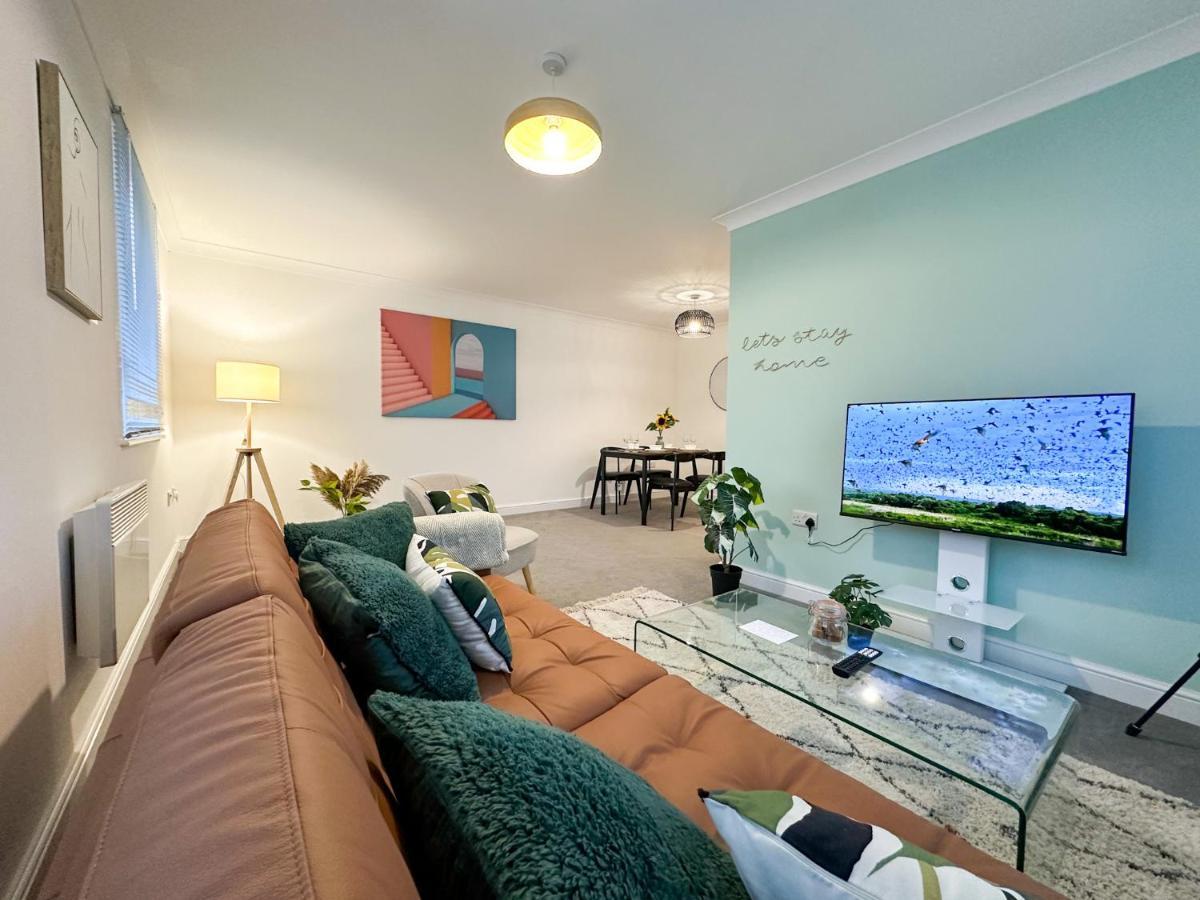 Luxury 2 Bedroom City Centre Apartment - Secure Parking - Amazing Location! แคนเทอร์เบอรี ภายนอก รูปภาพ