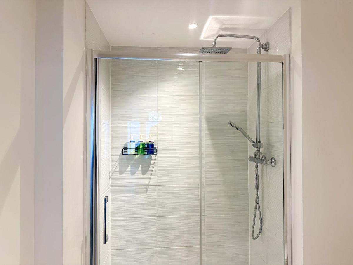Luxury 2 Bedroom City Centre Apartment - Secure Parking - Amazing Location! แคนเทอร์เบอรี ภายนอก รูปภาพ