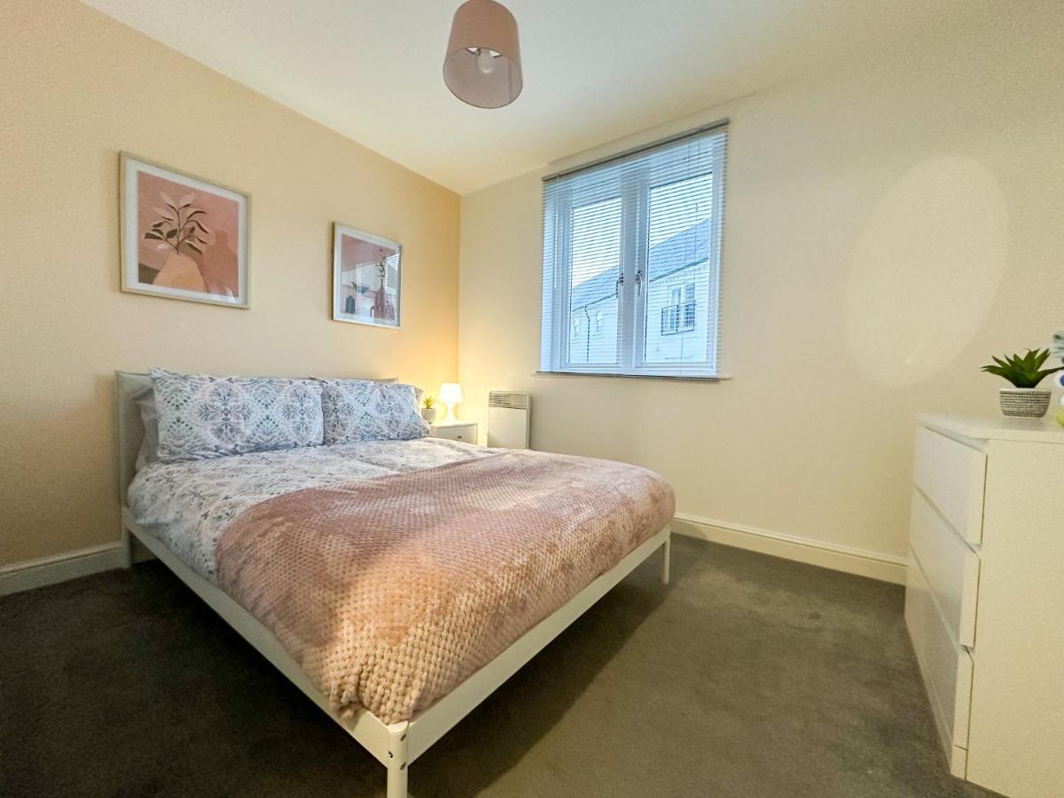 Luxury 2 Bedroom City Centre Apartment - Secure Parking - Amazing Location! แคนเทอร์เบอรี ภายนอก รูปภาพ