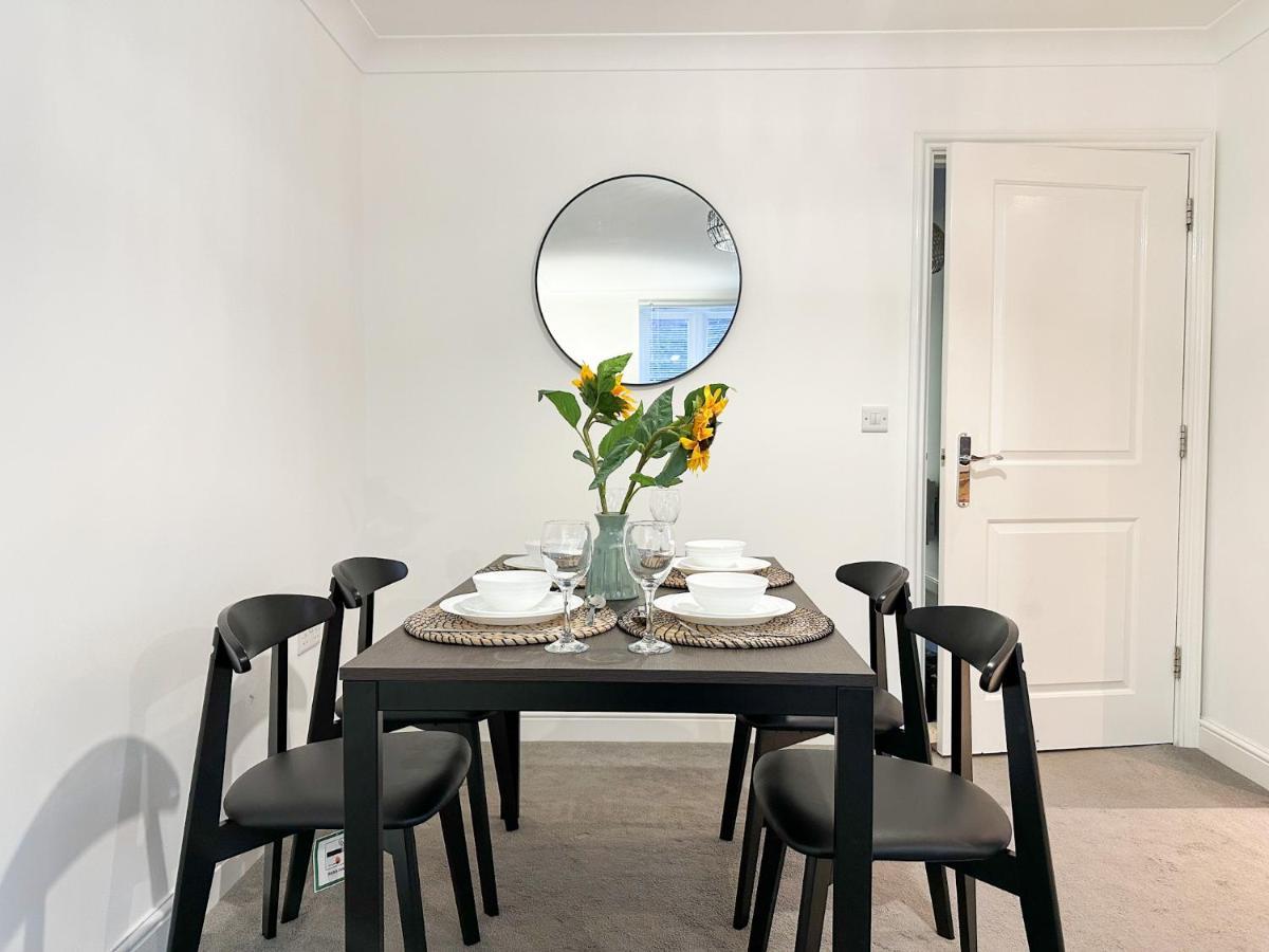 Luxury 2 Bedroom City Centre Apartment - Secure Parking - Amazing Location! แคนเทอร์เบอรี ภายนอก รูปภาพ
