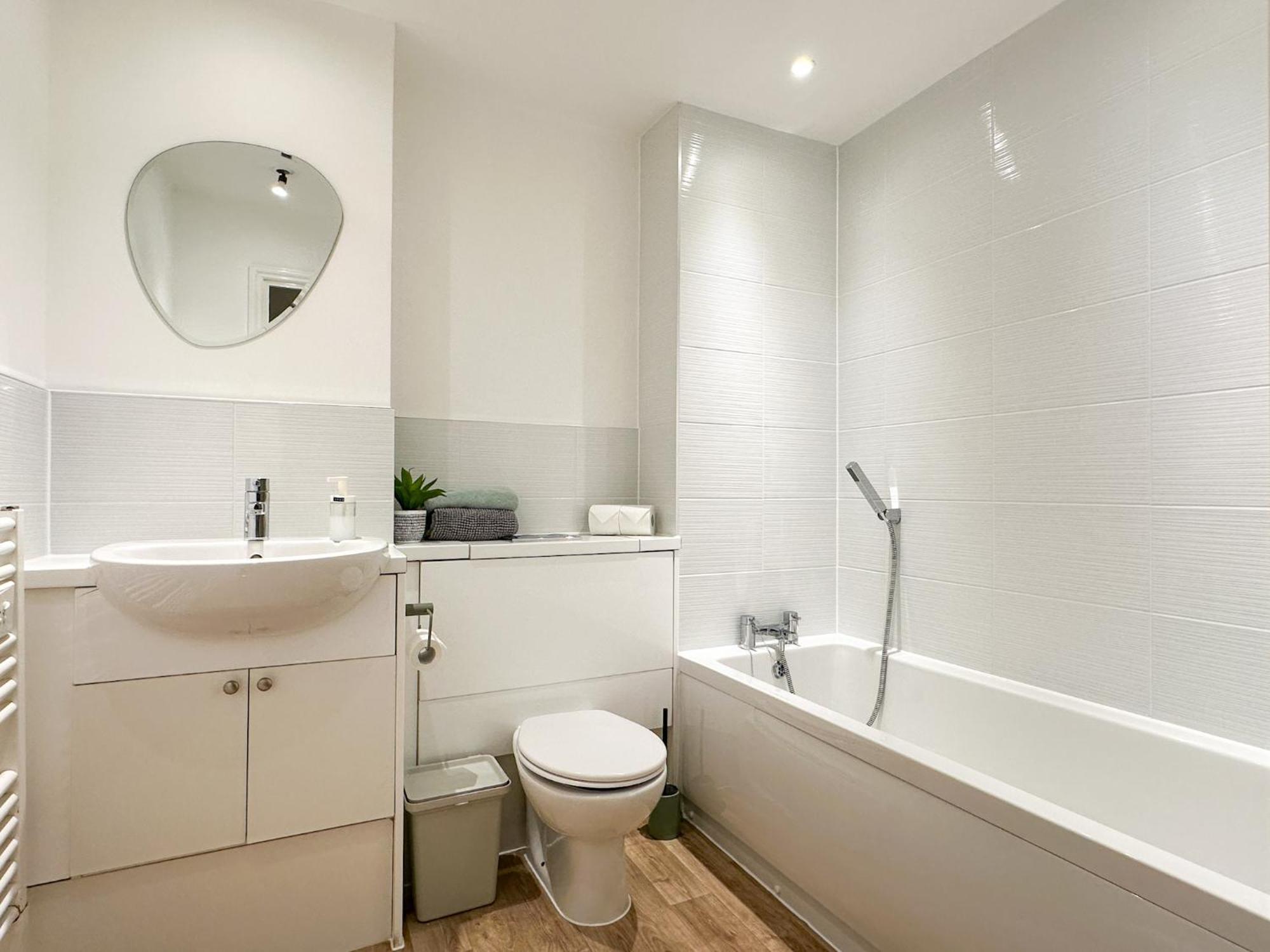 Luxury 2 Bedroom City Centre Apartment - Secure Parking - Amazing Location! แคนเทอร์เบอรี ภายนอก รูปภาพ