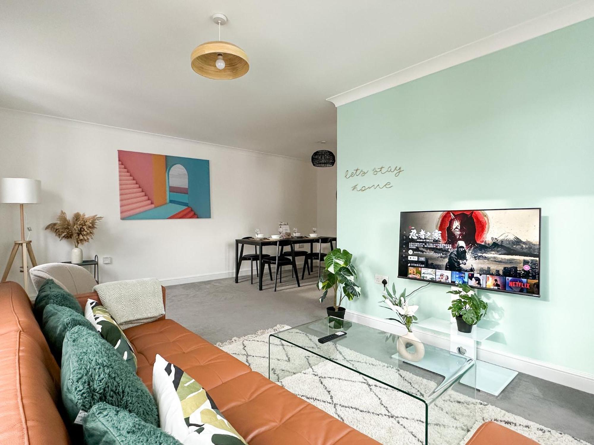 Luxury 2 Bedroom City Centre Apartment - Secure Parking - Amazing Location! แคนเทอร์เบอรี ภายนอก รูปภาพ