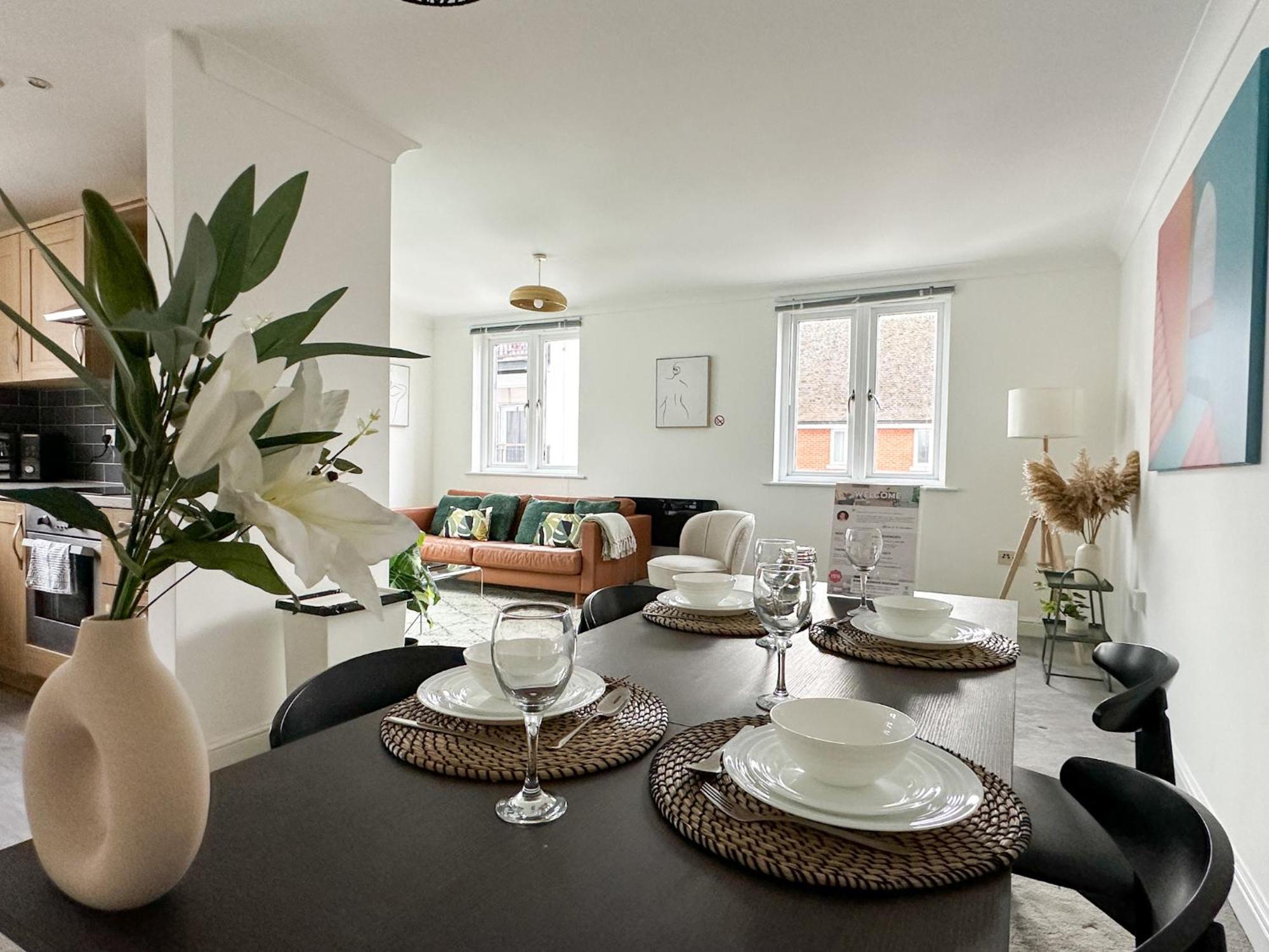 Luxury 2 Bedroom City Centre Apartment - Secure Parking - Amazing Location! แคนเทอร์เบอรี ภายนอก รูปภาพ