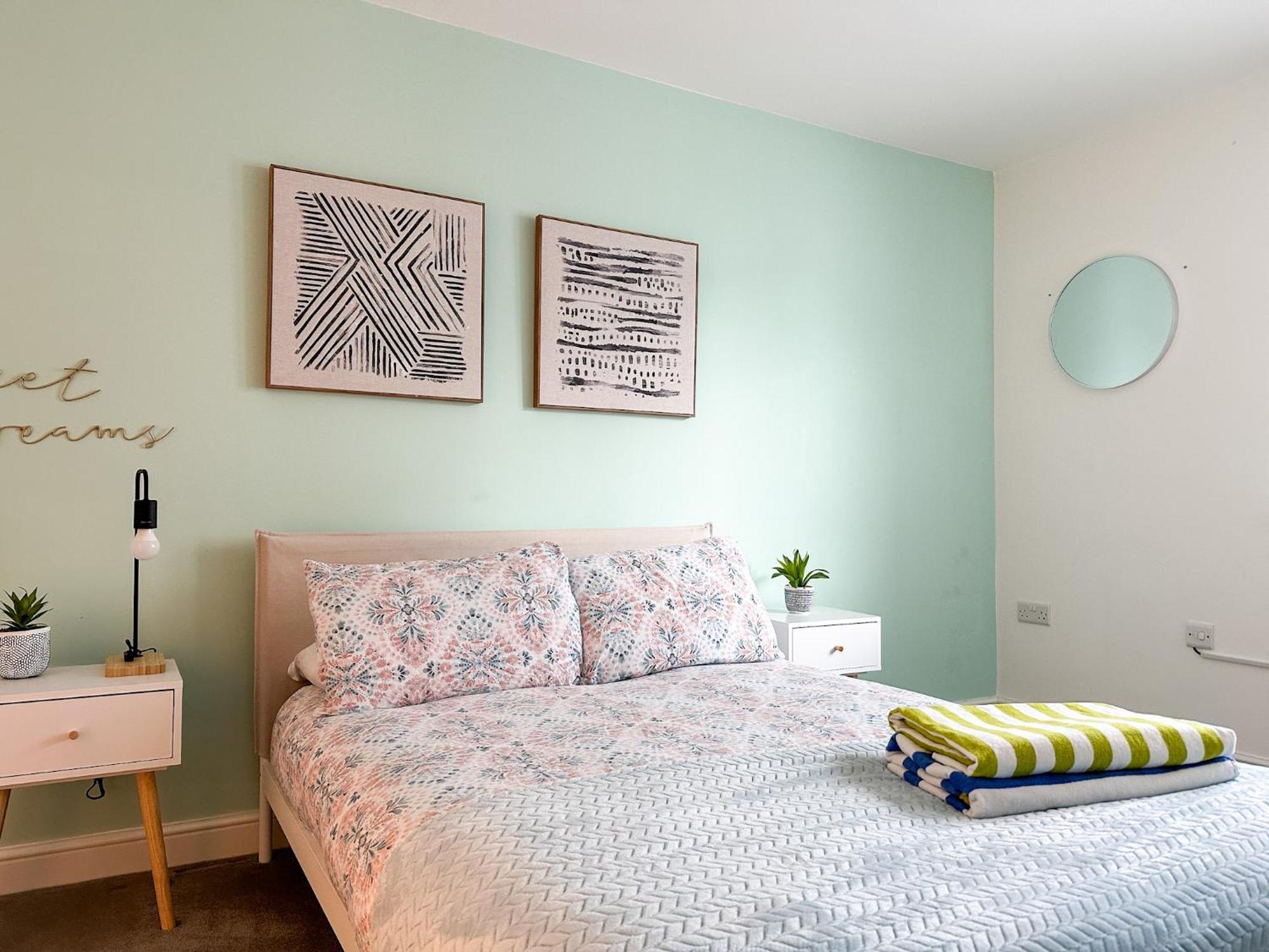 Luxury 2 Bedroom City Centre Apartment - Secure Parking - Amazing Location! แคนเทอร์เบอรี ภายนอก รูปภาพ